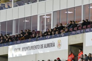 Alfonso García contempla su obra desde el palco.