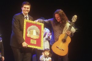 Tomatito recibiendo el homenaje del recinto roquetero de manos del concejal Francisco Gutiérrez.