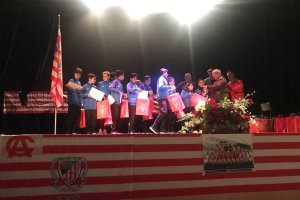 Los campeones en el escenario.