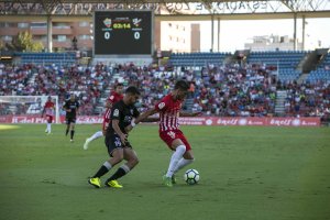 Fidel en una jugada del Almería-Huesca.