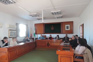 Pleno celebrado ayer en Mojácar sobre el paseo marítimo.