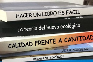 ontaje con libros ficticios que llevan por título ideas y consejos de los que el autor habla en el artículo.