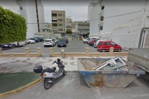 Parcela de La Palmera, donde se construirá el hotel, actualmente ocupada por aparcamientos.