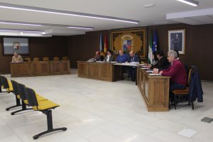 Pleno de Garrucha con las sillas de grupo Popular vacías.