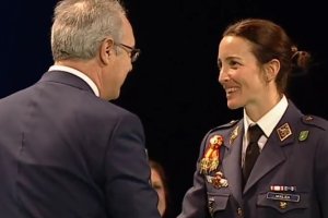Entrega de la medalla a la piloto almeriense.