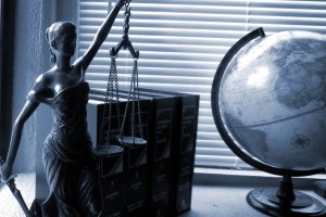 Ya en la mitología griega la deidad Themis representaba la balanza entre verdad y justicia.
