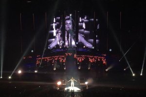 Amaia, durante el concierto de OT en Madrid. (Foto: @UniversalSpain)