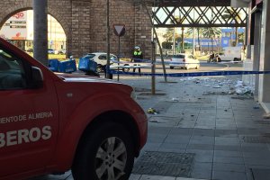 Cascotes en el suelo tras el desprendimiento de la cornisa.