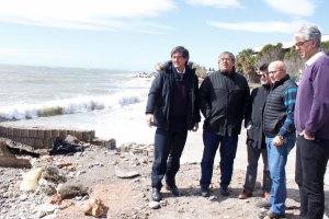 Visita del alcalde de Adra, varios concejales y el Jefe provincial de Costas a una de las zonas afectadas.
