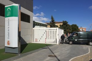 Llegada de los restos al Instituto de Medicina Legal de Almería