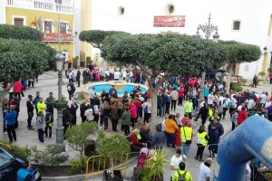 Los participantes en la plaza del pueblo.