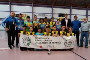 Los campeones de Almería con la pancarta.