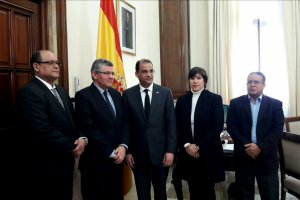 Olivo Rodríguez Huertas, en el centro, derecha, junto al secretario general de la Subdelegación, Juan Ramón Fernández