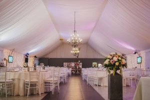 La carpa de Aniceto Evento junto al Club Natación Almería.