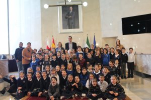 Alcalde junto a los alumnos de primaria de la Compañía de María