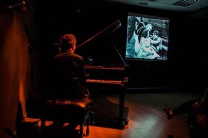 Música de piano improvisada para acompañar a clásicos de la gran pantalla.