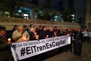Protesta de la Mesa del Tren, ayer.