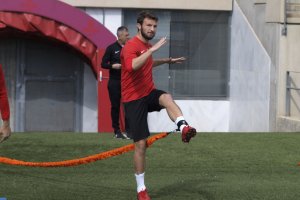 Marco Motta haciendo ejercicios físicos.