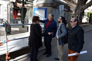 El concejal de Cultura y la presidenta de la Agrupación de Hermandades y Cofradías, comprobando el montaje del dispositivo.