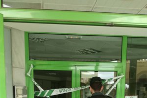La alarma saltó tras romper el detenido el cristal de la puerta.