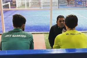 Marcelo Fernández dando instrucciones a sus jugadores.