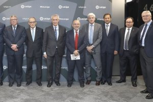 Foto de familia en la inauguración de la sede de LaLiga.
