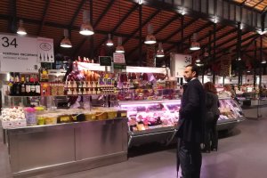 Puestos abiertos en el Mercado Central en las primeras tardes