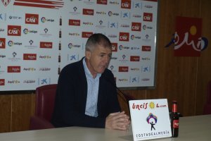 El míster granadino en rueda de prensa.