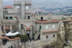 Vivienda con aspecto de fortaleza donde se llevó a cabo la redada en Cuevas.