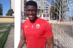 Sekou posa para LA VOZ en el campo de la Vega de Acá.