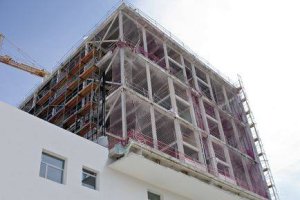 Edificio en construcción con placas de yeso laminado.