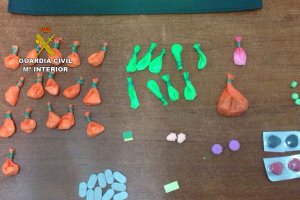 Imagen de los estupefacientes encontrados por la Guardia Civil.