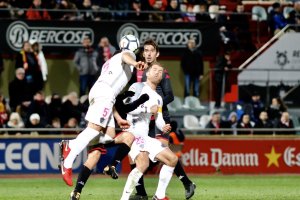 Morcillo disputando un balón con Lekic.