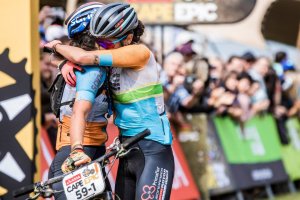 El abrazo de las campeonas.