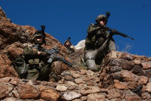 Grupo de apoyo en el acceso a la mina.