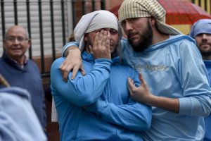 La lluvia ha causado momentos de desazón entre los cofrades de Los Ángeles.