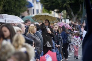 Paraguas en las procesiones de ayer ante la amenaza de lluvia