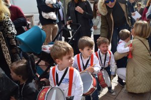 Jóvenes músicos de la Guardería Aros en la procesión y algunos se emocionaron al ver a la familia.