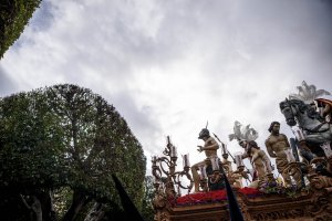 Nuestro Padre Jesús de las Penas alza su mirada al cielo gris pidiendo una tregua.