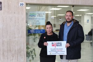 Concejales de IU a las puertas de \'Aguas de El Ejido\'.