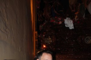 Asistiendo al paso de misterio de la Santa Cena de regreso a la iglesia de San Pedro Apóstol.