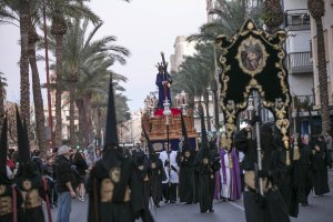Gran Poder, durante los primeros instantes del desfile procesional de este Lunes Santo.