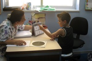 Una investigadora del equipo realiza una prueba a un niño