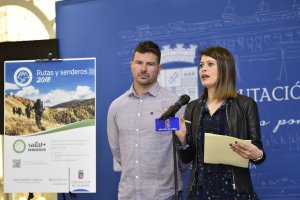 Ángeles Martínez presentando el nuevo calendario.