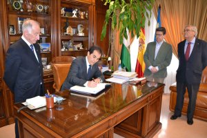 El secretario de Estado, José Antonio Nieto, firma el libro de honor del Ayuntamiento de Roquetas