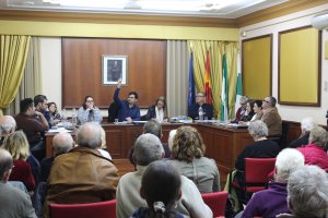 Martín Morales junto a la alcaldesa, en un Pleno celebrado durante sus meses como regidor.