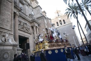 Nuestro Padre Jesús de la Humildad y Paciencia en una imagen inédita, a su paso por la Plaza de la Catedral.