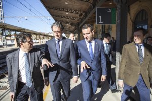 El ministro De la Serna, con Matarí, Fernández-Pacheco y Hernando, en la estación de Almería.
