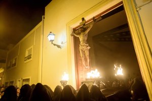 El Cristo del Perdón al salir de San Ildefonso ante la atenta mirada de cientos de fieles devotos.