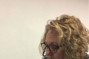 Carmen Muley es bordadora de Prendimiento.